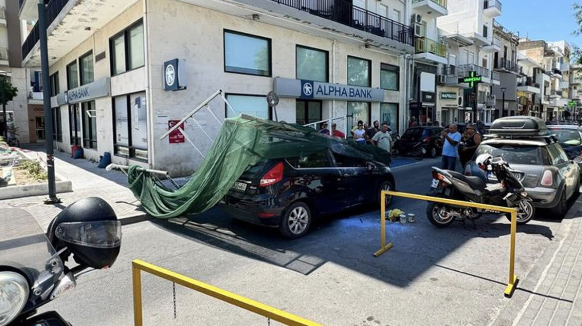 Σκαλωσιά έπεσε πάνω σε διερχόμενο αυτοκίνητο στο κέντρο της Ιεράπετρας
