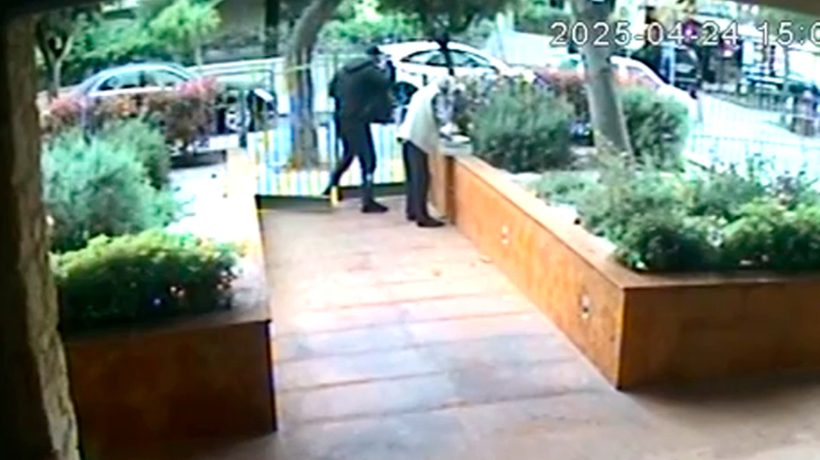 Παρίσταναν τους λογιστές και εξαπατούσαν ηλικιωμένους στη νοτιοανατολική Αττική - Δείτε βίντεο από τη δράση τους