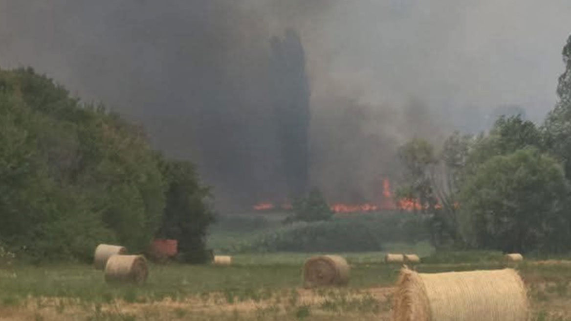 Μαίνεται η φωτιά στο Βαρικό Φλώρινας - Επιχειρεί η Πυροσβεστική
