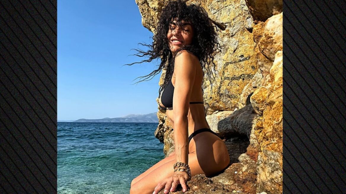 Η Μαρία Σολωμού ποζάρει σε βράχια με μαύρο μαγιό - Δείτε φωτογραφίες
