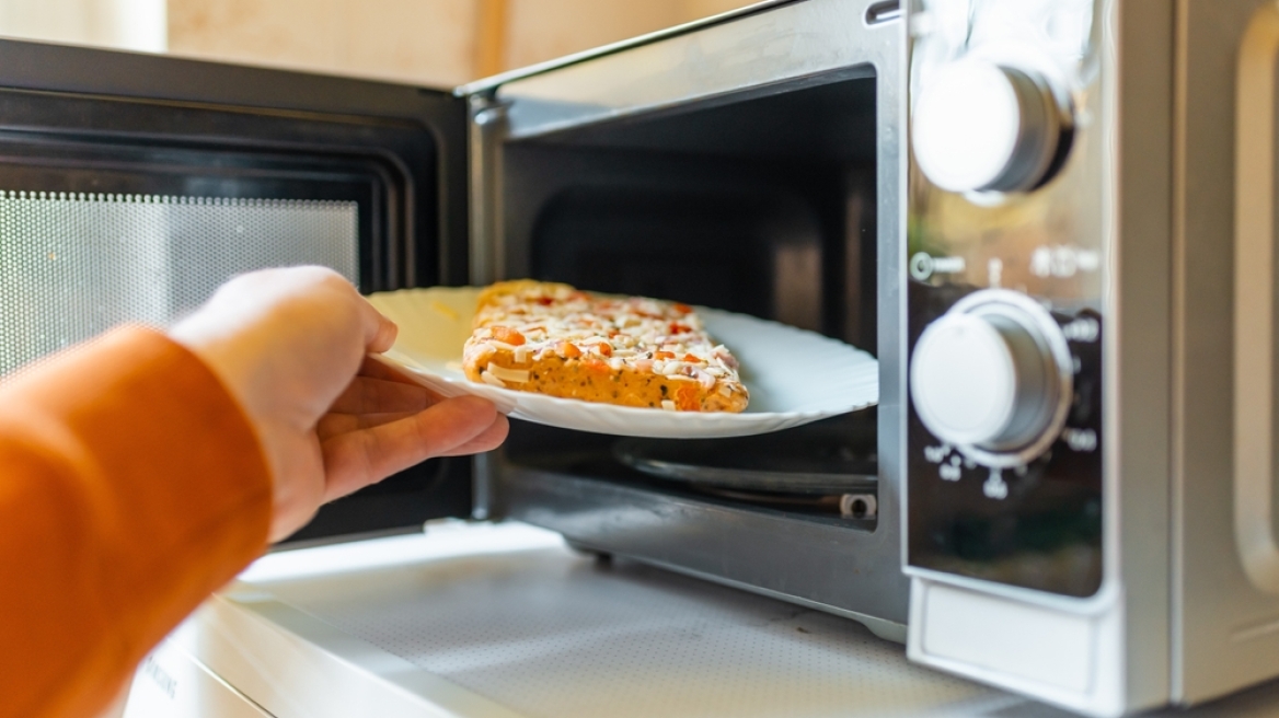 Πόσο ασφαλής είναι τελικά ο φούρνος μικροκυμάτων; Η αλήθεια πίσω από τις φήμες για την ακτινοβολία