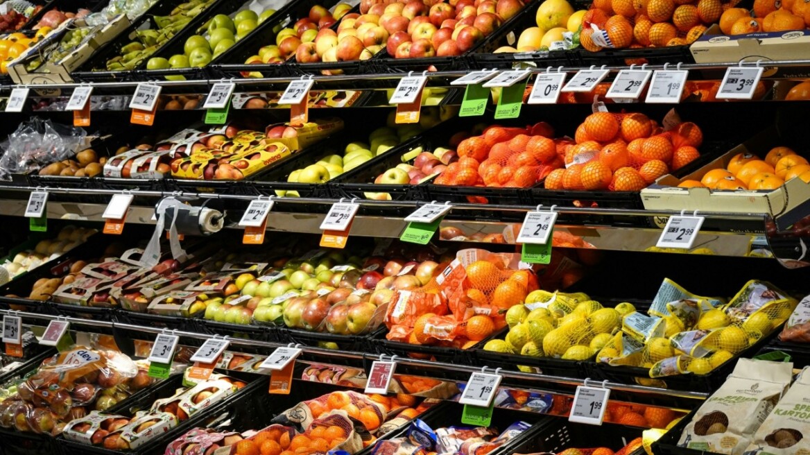 Bloomberg: Πώς η κλιματική αλλαγή εκτοξεύει τις τιμές τροφίμων στο ράφι