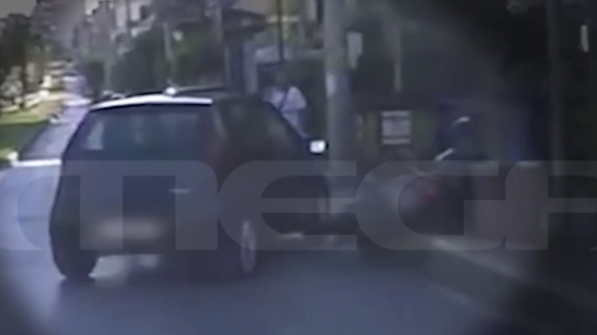 Παλαιό Φάληρο: Δείτε βίντεο από τη στιγμή που ΙΧ στρίβει πάνω σε μοτοσικλετιστή