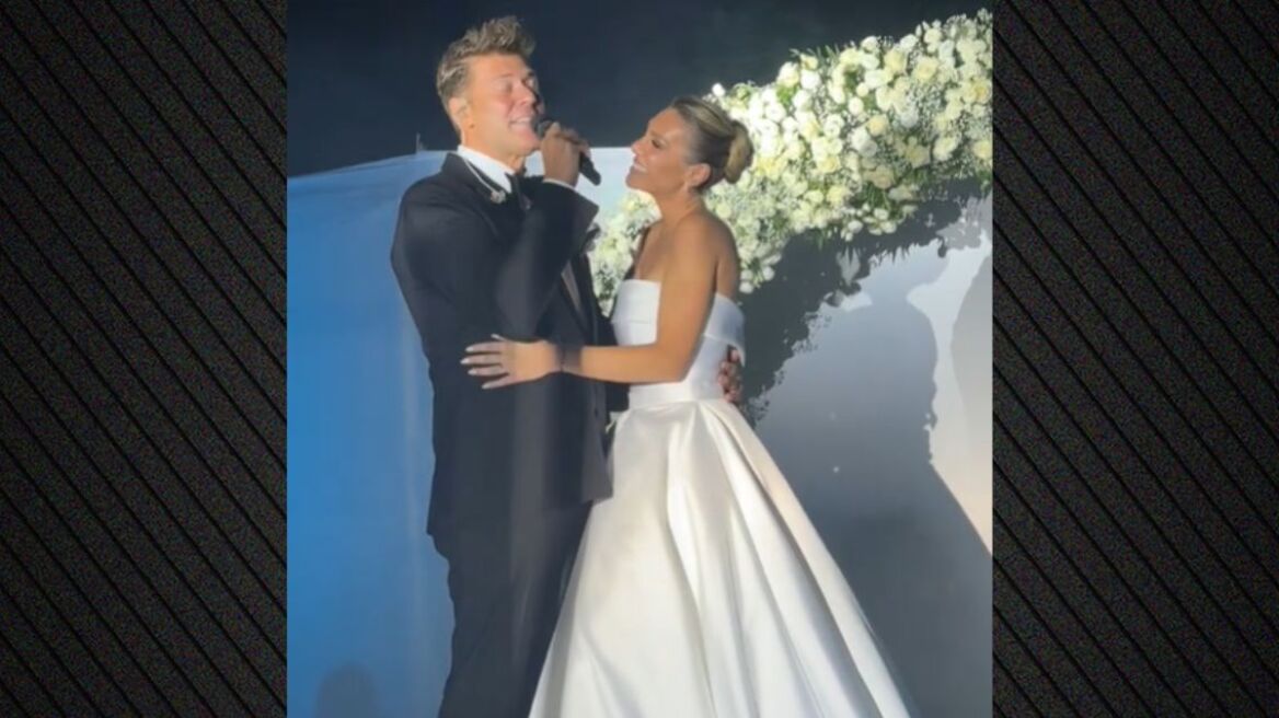 Ο Χρήστος Χολίδης τραγούδησε στη σύζυγό του στη δεξίωση του γάμου τους - Δείτε το βίντεο