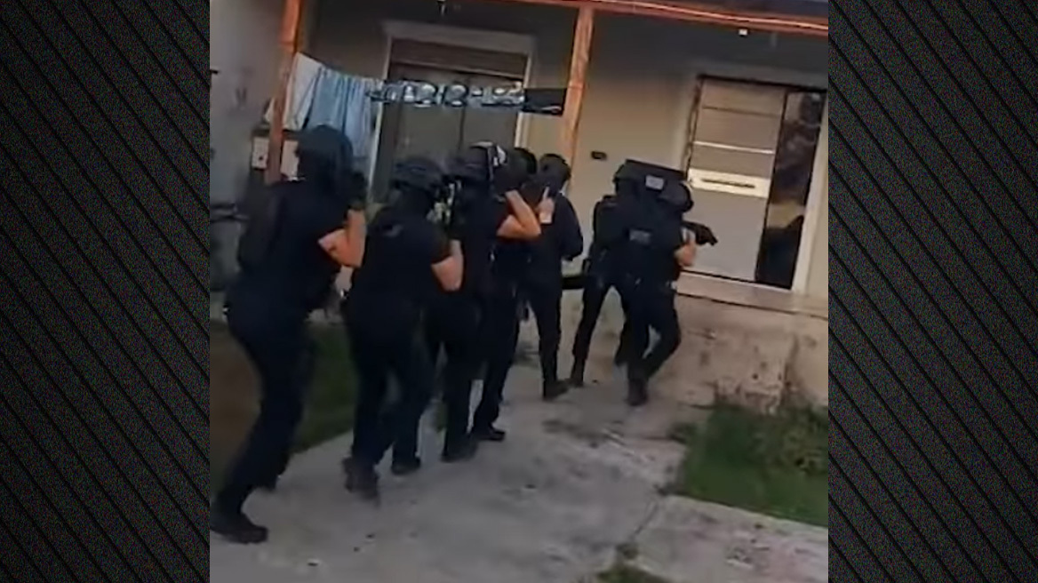 Βίντεο: Μεγάλη αστυνομική επιχείρηση σε οικισμό του Ασπροπύργου - Έγιναν 11 συλλήψεις