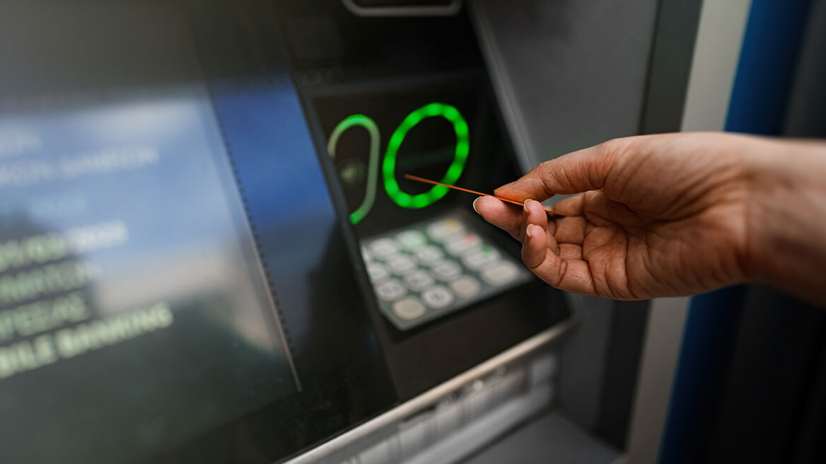Νέα εποχή στις τραπεζικές συναλλαγές: Aπό σήμερα δωρεάν οι αναλήψεις μετρητών και από ΑΤΜ άλλης τράπεζας