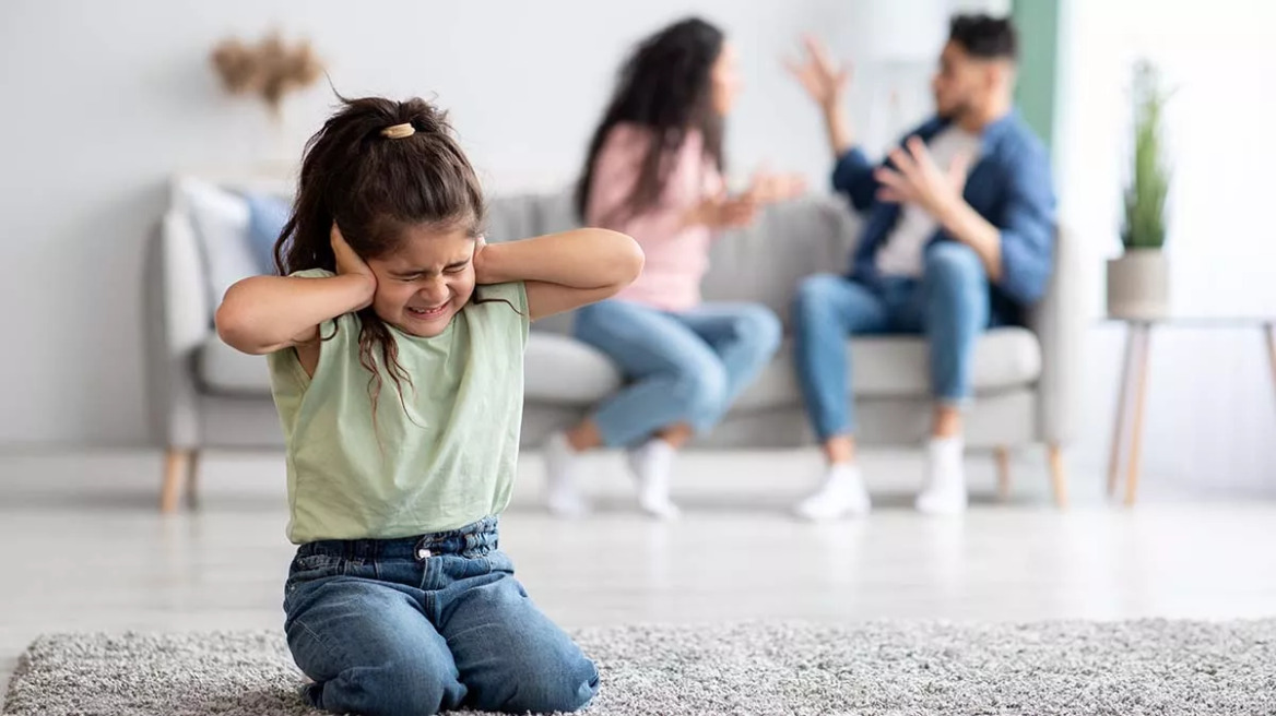 Το παιδικό τραύμα «γράφει» στην υγεία μας για πάντα – Τι προκαλεί στο σώμα μετά τα 30
