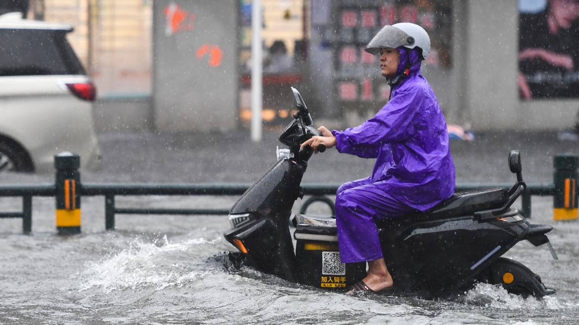 Δύο νεκροί και 10 αγνοούμενοι από πλημμύρες στην Κίνα - Δείτε βίντεο
