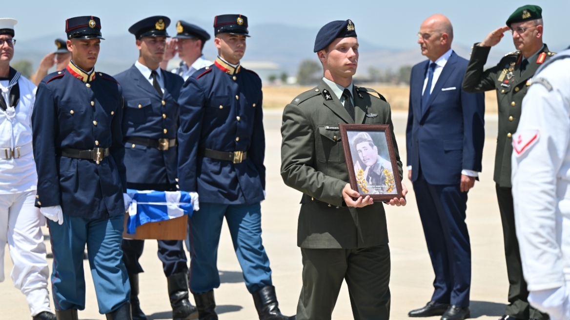 Δένδιας στην τελετή επαναπατρισμού λειψάνων οπλιτών από την Κύπρο: Η Ελλάδα σήμερα εκπληρώνει ένα ιστορικό χρέος