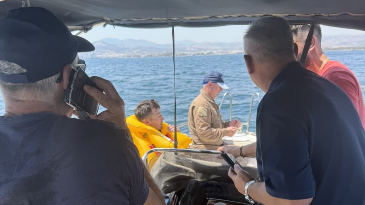 Οι πρώτες στιγμές μετά τη διάσωση των χειριστών του ελικοπτέρου που έκανε αναγκαστική προσθαλάσσωση στην Ελευσίνα - Δείτε φωτογραφίες 