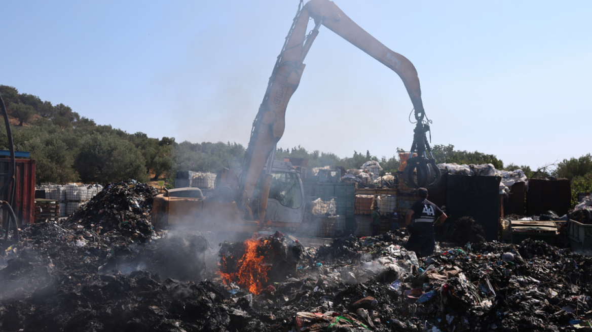 Υπό έλεγχο η φωτιά σε χώρο ανακύκλωσης στη Μόρια - «Οι φλόγες έφτασαν τα 25-30 μέτρα», είπε ο αντιδήμαρχος Μυτιλήνης
