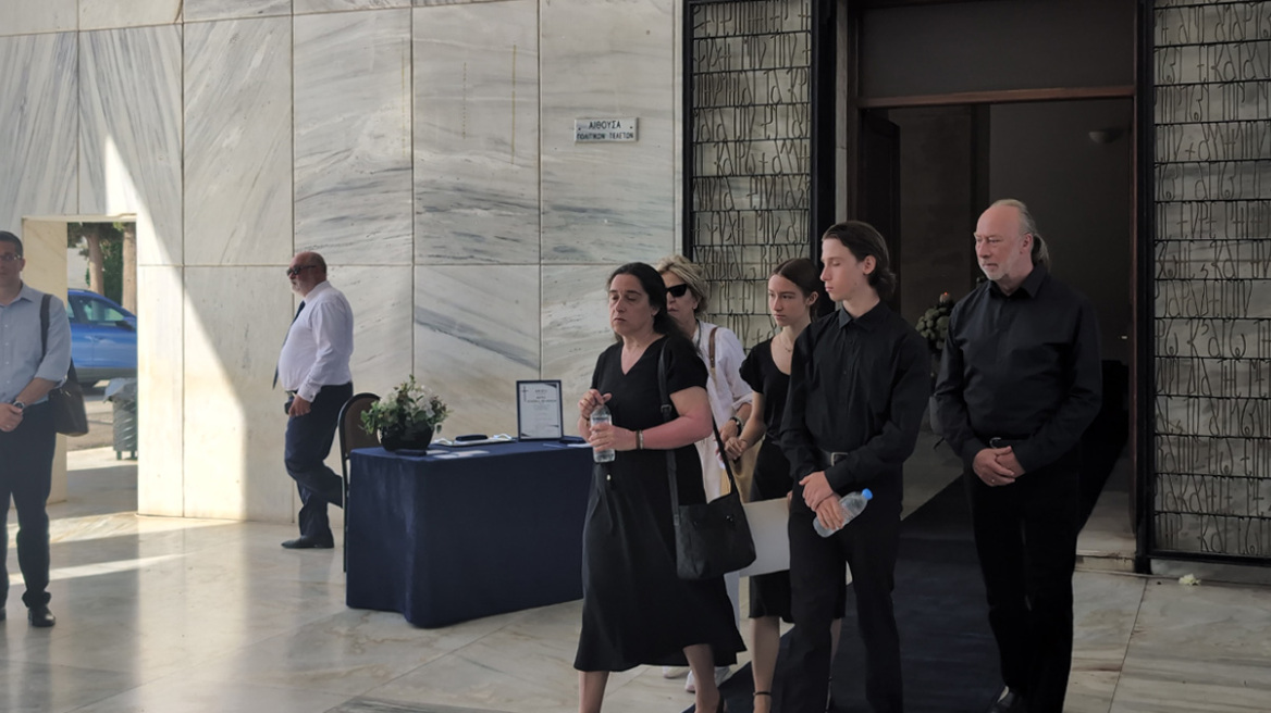 Συγγενείς και φίλοι αποχαιρέτησαν τη Λένα Παππά στο Α' νεκροταφείο