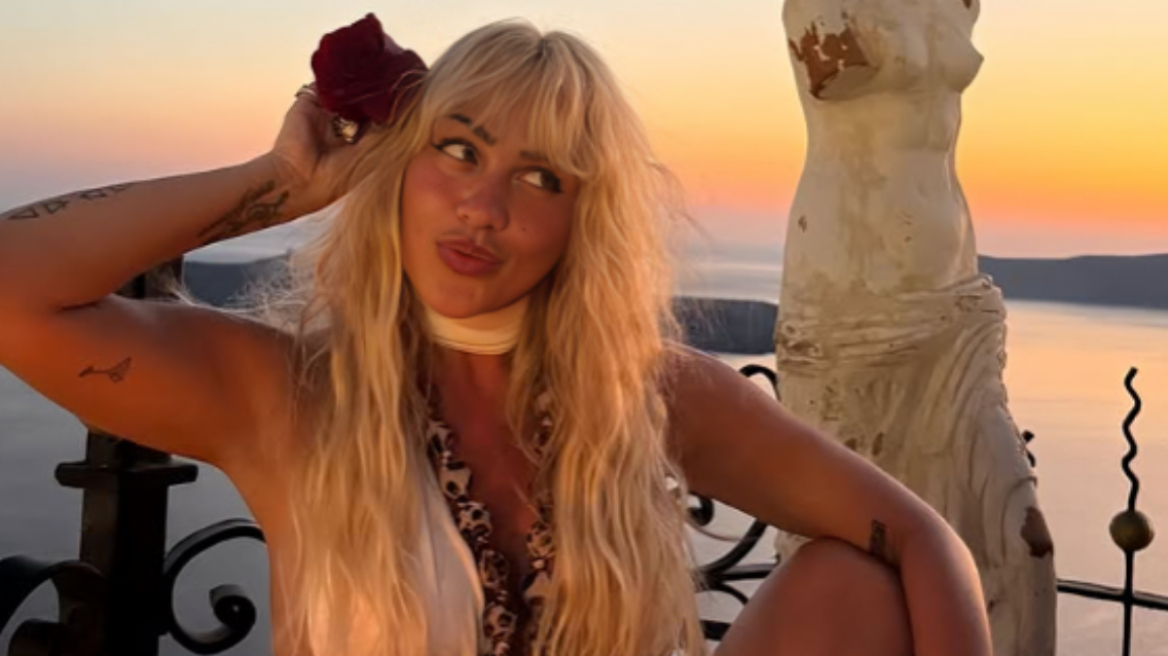 Η Κόνι Μεταξά κάνει διακοπές στη Σαντορίνη - Δείτε φωτογραφίες