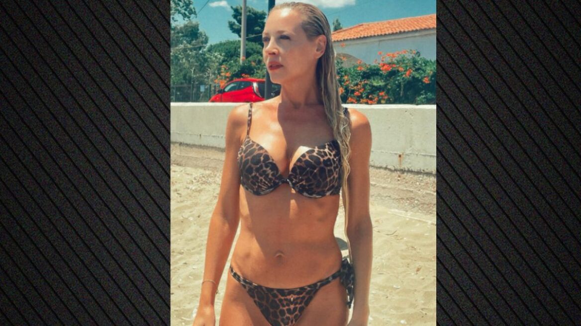 Η Φαίη Ξυλά ποζάρει με λεοπάρ μπικίνι στην παραλία
