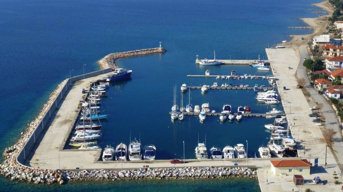 Χαλκιδική: Πυρκαγιά σε γιοτ με βουλγαρική σημαία στη μαρίνα Νικήτης - Βυθίστηκε τουριστικό σκάφος στη Διάπορο