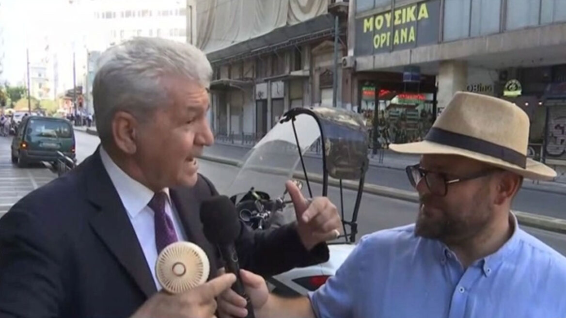 Μικροπωλητής στην Ομόνοια με κοστούμι δίνει ρεσιτάλ: «Ζέστη δεν έχει όσο λένε, θα σας δώσω εγώ συμβουλές»