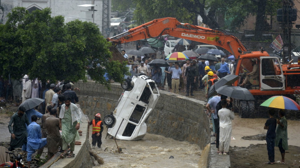 Τρεις νεκροί και 15 αγνοούμενοι μετά από κατολισθήσεις στο Πακιστάν - Τουρίστες πολλά από τα θύματα