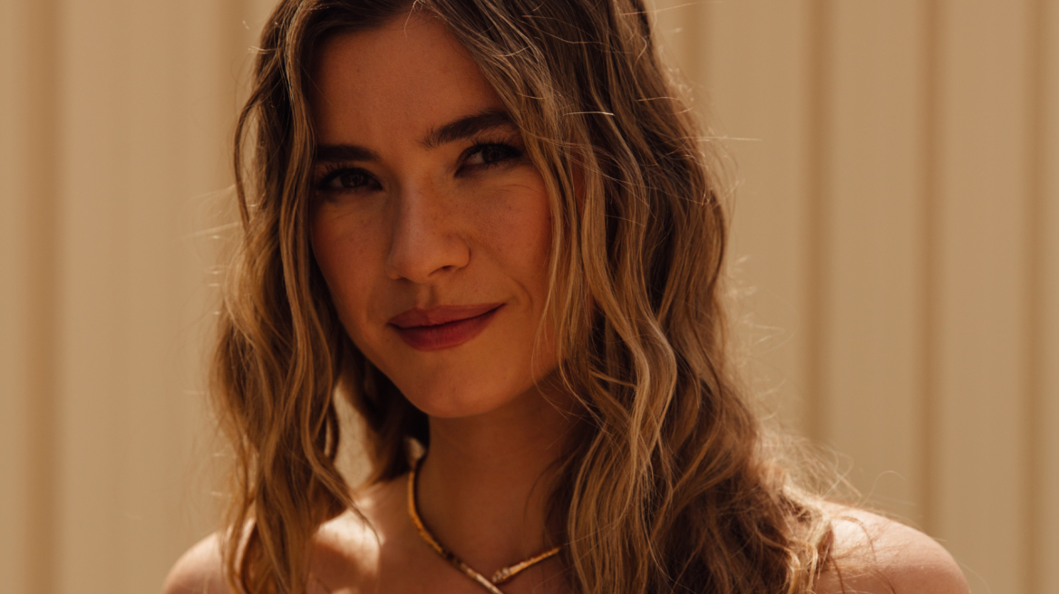 Με τα σωστά προϊόντα, το φυσικό στέγνωμα γίνεται το μυστικό για τέλεια καλοκαιρινά waves στα μαλλιά
