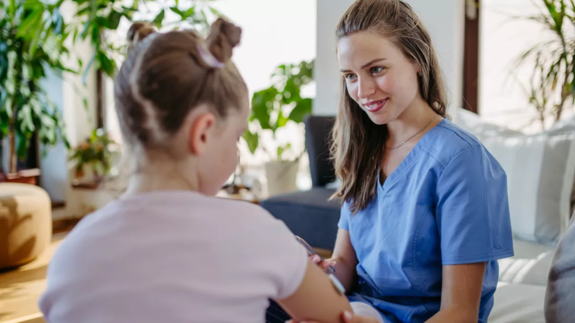 Σχολικοί νοσηλευτές: Με νέα ρύθμιση βρίσκονται σε περισσότερα από ένα σχολεία ταυτόχρονα – Αναστατωμένοι οι γονείς
