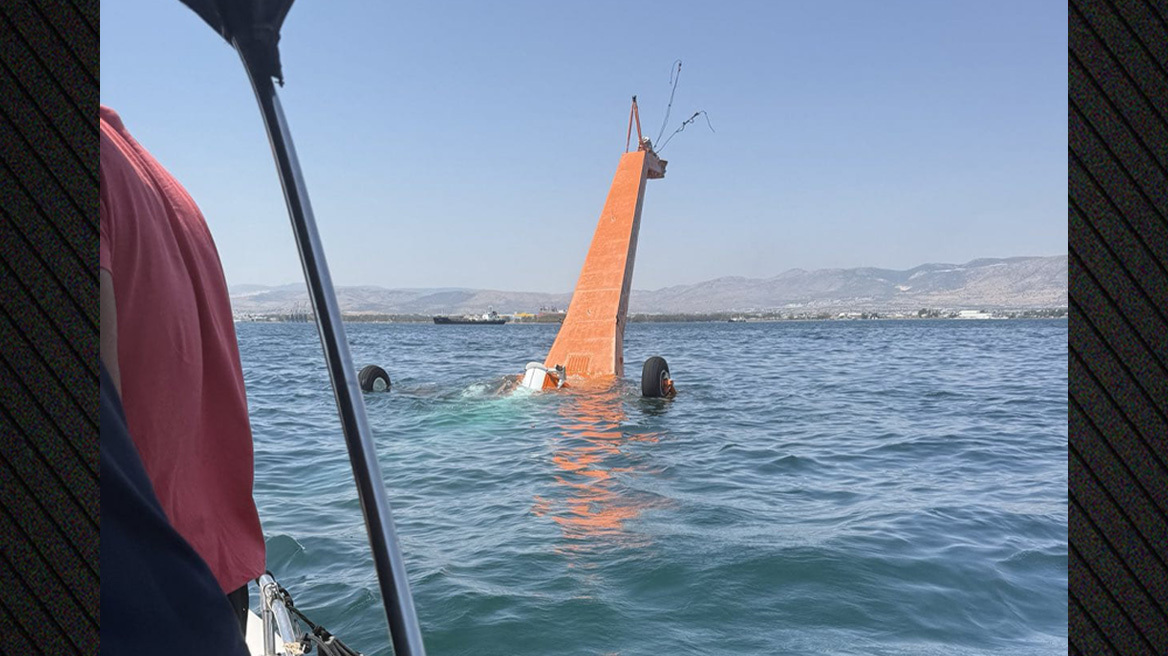 Αναγκαστική προσθαλάσσωση πυροσβεστικού ελικοπτέρου στην Ελευσίνα - Βγήκαν κολυμπώντας οι χειριστές