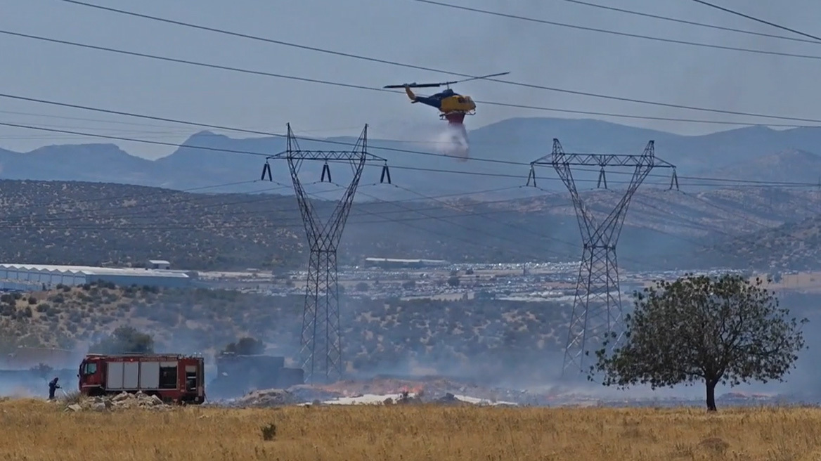 Καλύτερη η εικόνα της φωτιάς στη βιομηχανική περιοχή στον Ασπρόπυργο