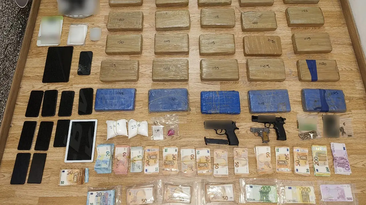 Πώς δρούσε η οργάνωση που έφερνε ναρκωτικά από την Λατινική Αμερική - Κατασχέθηκαν 34 κιλά κοκαΐνης, 109.000 ευρώ και όπλα