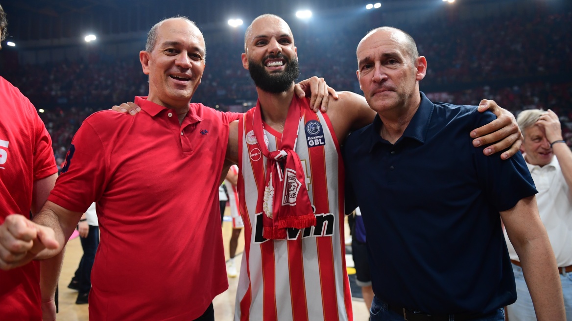 Ο Φουρνιέ ρίχνει άγκυρα στο λιμάνι - Προχωρημένες επαφές με τον Ολυμπιακό για να κλείσει την καριέρα του στον Πειραιά
