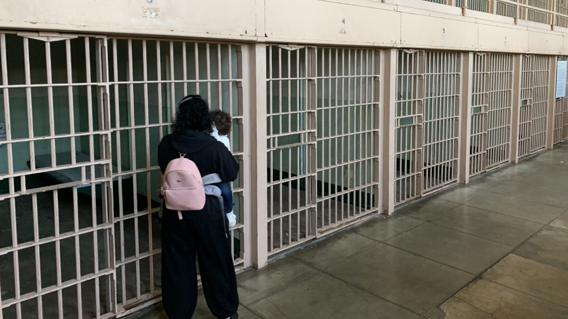 Κρατούμενος του Alligator Alcatraz εκλιπαρεί για βοήθεια: «Έχω να δω ήλιο 10 μέρες»