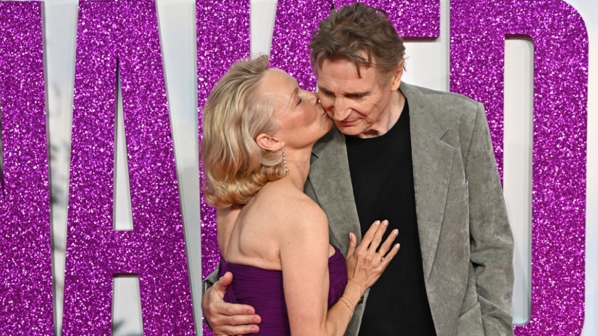 Πάμελα Άντερσον και Λίαμ Νίσον: Αγκαλιές και φιλιά στο κόκκινο χαλί του «The Naked Gun»