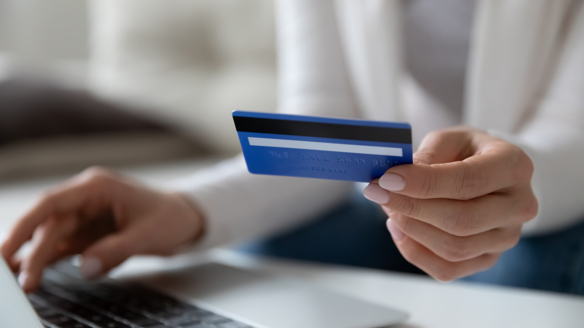 Ρόδος: Προσποιήθηκε τον λογιστή της εταιρείας της και απέσπασε 2.598 ευρώ από 29χρονη εργαζόμενη