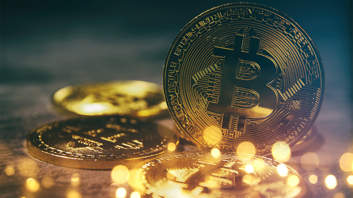 Οι «φάλαινες» των cryptos ταράζουν τα νερά: Sell-off τριετίας, ρευστοποίησαν σε έναν μήνα 115.000 bitcoins