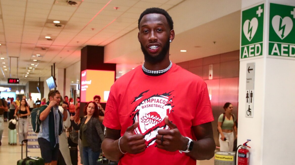 Μετά από ταξίδι-Οδύσσεια έφτασε στην Αθήνα ο Χολ - Νιώθω υπέροχα που είμαι στον Ολυμπιακό, είπε ο Αμερικανός
