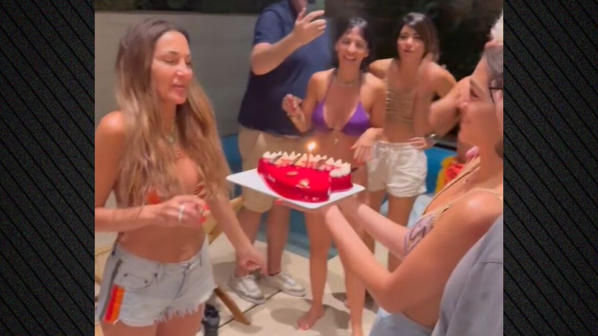 Η Δέσποινα Βανδή έσβησε την τούρτα των γενεθλίων της μαζί με τα παιδιά της - Δείτε βίντεο