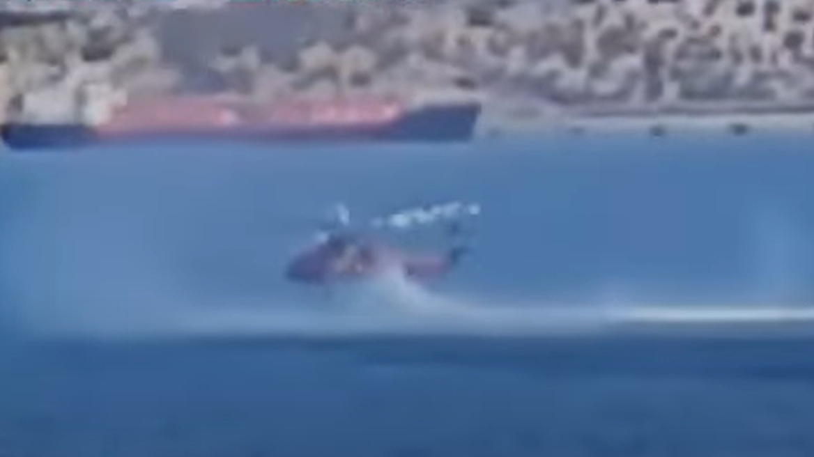 Η στιγμή της προσθαλάσσωσης του ελικοπτέρου της Πυροσβεστικής στην Ελευσίνα - Δείτε βίντεο