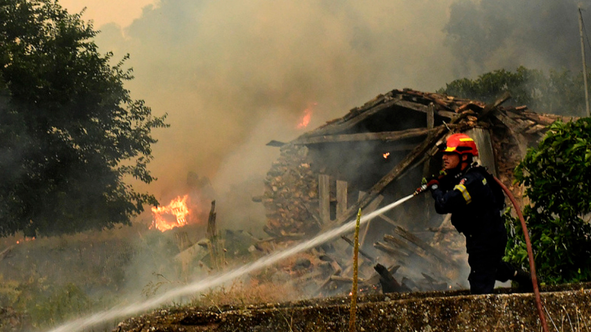 Σε ύφεση η δασική πυρκαγιά στον Φενεό - Συνεχίζονται οι ρίψεις από 21 εναέρια μέσα, δείτε βίντεο και φωτογραφίες