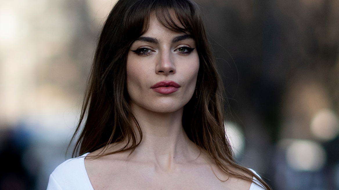 Έξι χτενίσματα ιδανικά για εσάς που μακραίνετε τις αφέλειες στα μαλλιά σας
