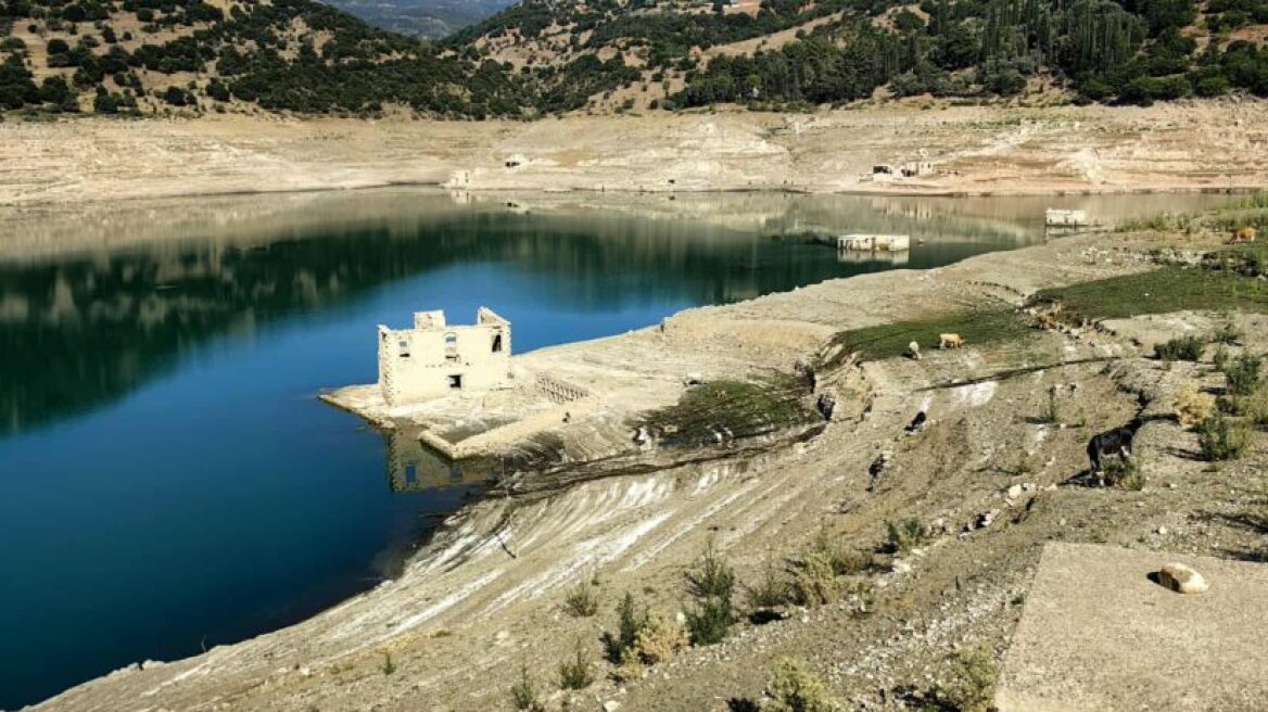 Πολύ χαμηλή στάθμη νερού στη λίμνη του Μόρνου, ξεπροβάλλουν σπίτια βυθισμένου οικισμού - Δείτε φωτογραφίες
