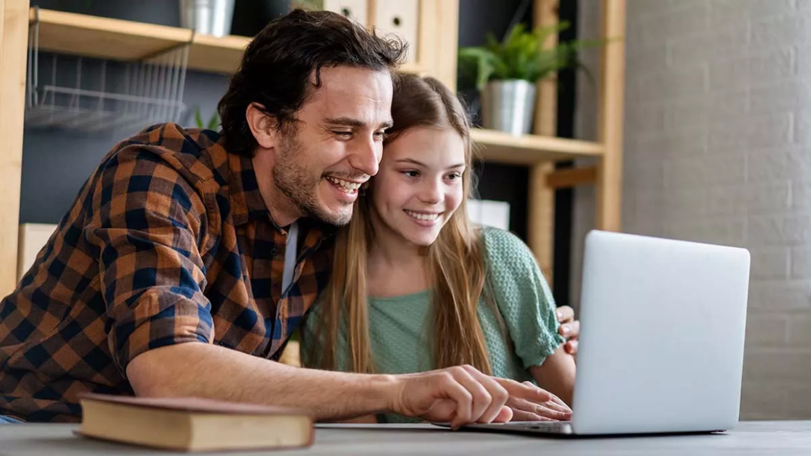 Μετά τις Πανελλήνιες, τι; Πώς να στηρίξετε τον έφηβο στις μεγάλες αποφάσεις