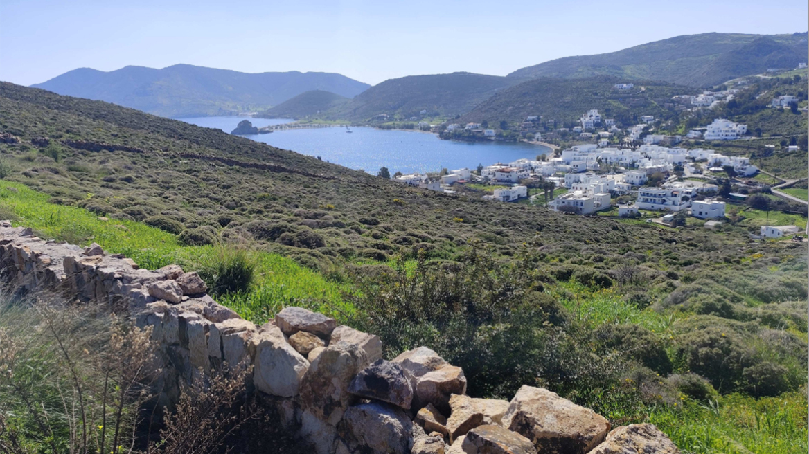«Τοξότης»: Αυτά είναι τα οικόπεδα – φιλέτα στην Πάτμο που βγαίνουν στο σφυρί