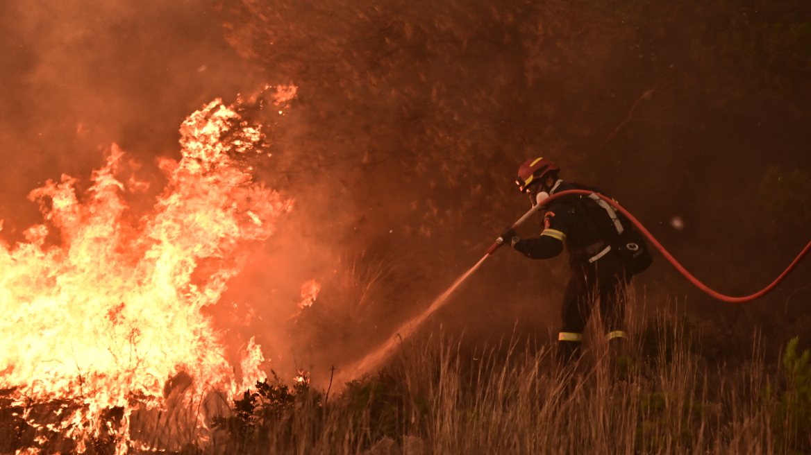 Οριοθετήθηκε η φωτιά στο Ελληνοχώρι Κορινθίας