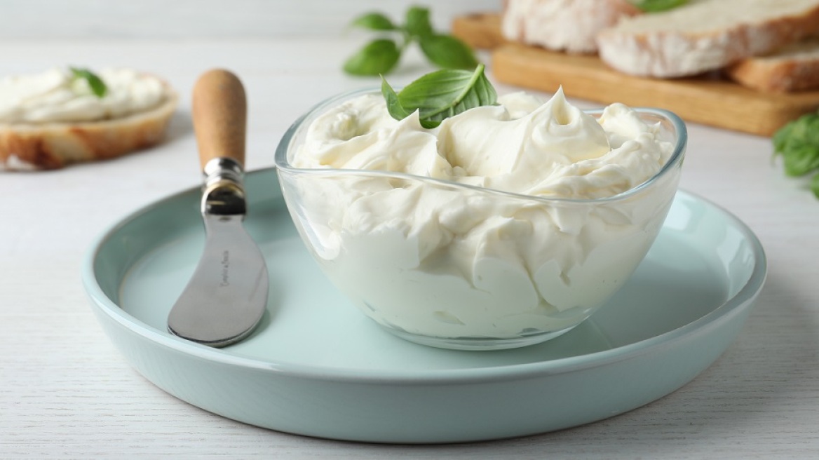 Τυροσαλάτα, τυροκαυτερή και άλλα 9 ντιπ με βάση το τυρί