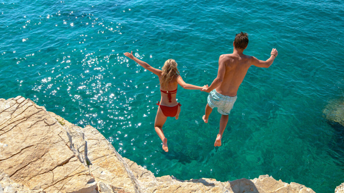 Πρόσκρουση στο νερό: Από ποιο ύψος είναι σαν να πέφτεις στο τσιμέντο (vid)