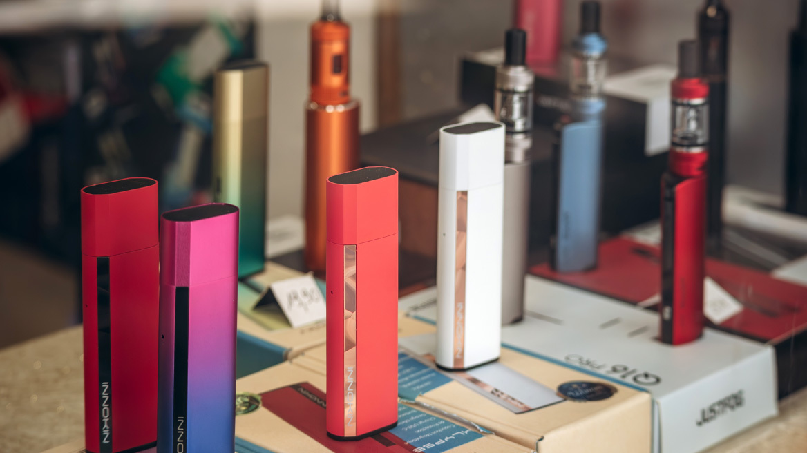 Έρευνα έδειξε πώς κρύβουν οι έφηβοι τα ηλεκτρονικά τσιγάρα από τους γονείς τους: Ο μηχανισμός ατμίσματος μπορεί να υπάρχει παντού
