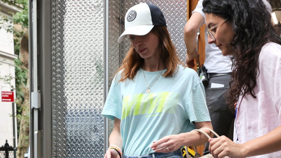 H Έμιλι Μπλαντ έφτασε στο σετ του «O διάβολος φοράει Prada 2» με Dior τσάντα και λευκά sneakers
