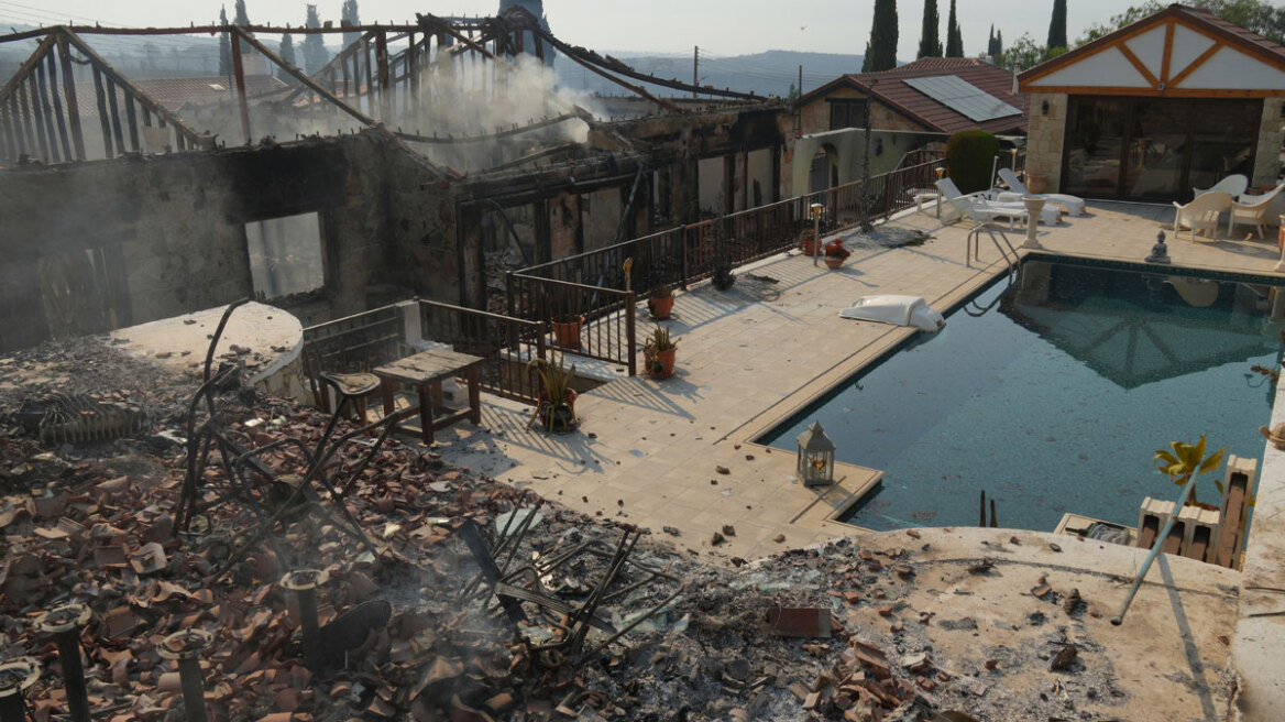 Μικρές εστίες και αναζωπυρώσεις στην Κύπρο - Δύο νεκροί και 100 τετραγωνικά χιλιόμετρα καμένη γη

