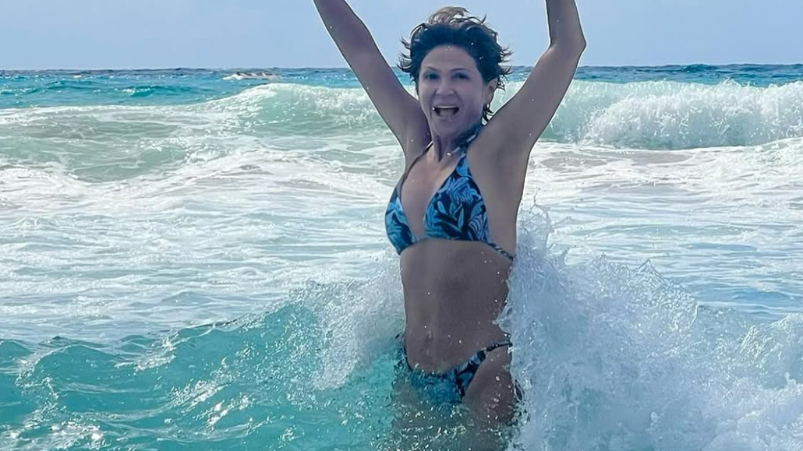 Η Ταμίλα Κουλίεβα «δαμάζει τα κύματα» στις καλοκαιρινές της διακοπές
