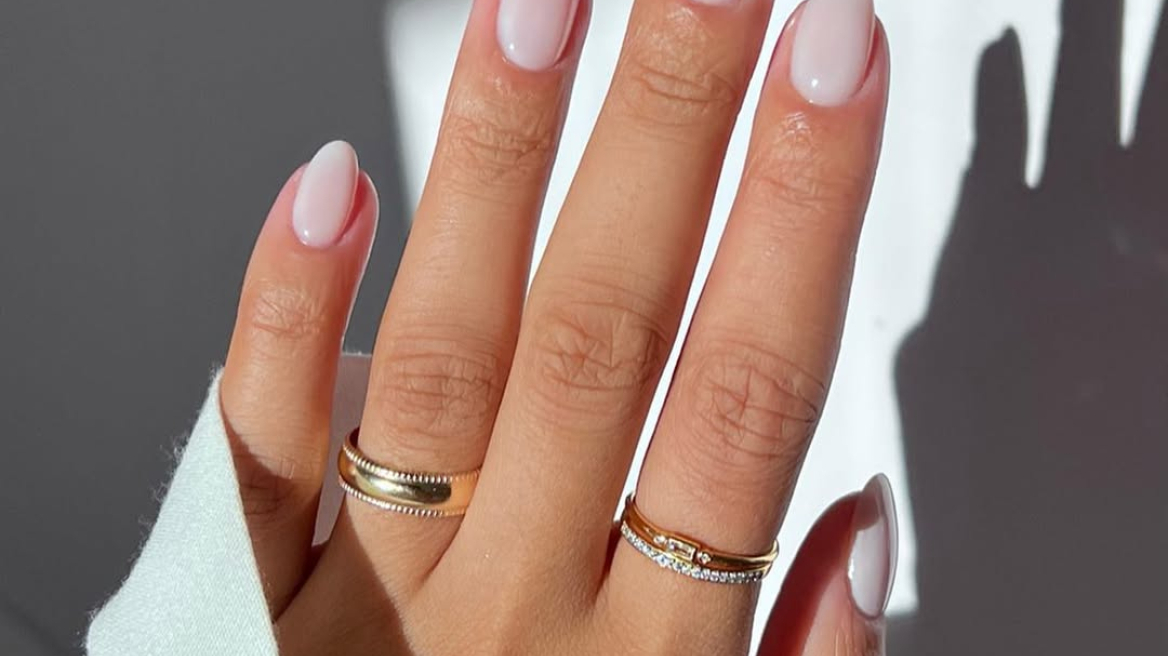 Milky Nails: Το μανικιούρ που συνεχίζει να είναι η νο1 επιλογή μας για το καλοκαίρι
