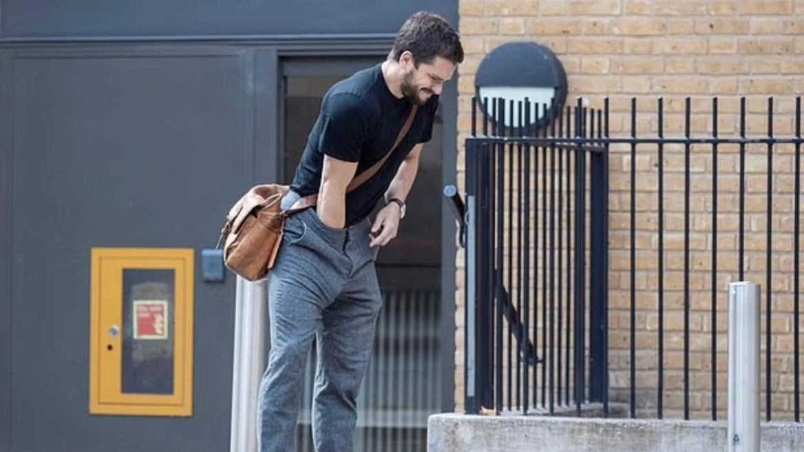 Γιατί οι άνδρες βάζουν τα χέρια μέσα στο παντελόνι: Η απωθητική συνήθεια έχει την εξήγησή της