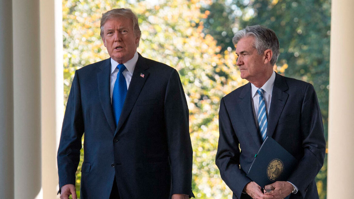 Τραμπ για τον επικεφαλής της Fed: «Ο Πάουελ θα έπρεπε να παραιτηθεί όπως έκανε και η Κούγκλερ» 