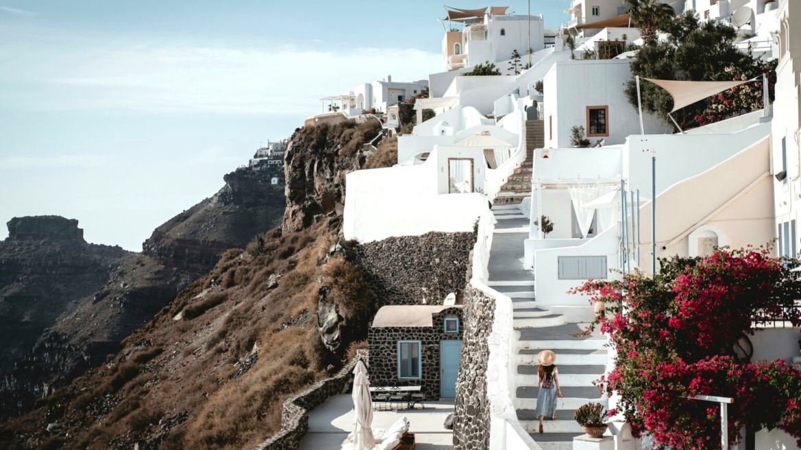 Πώς ταξιδεύουν οι Έλληνες, τι καταλύματα προτιμούν και πόσα ξοδεύουν